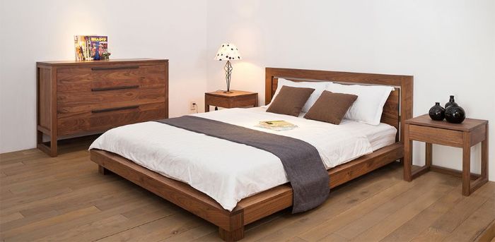 Giường ngủ làm từ gỗ óc chó êm ái