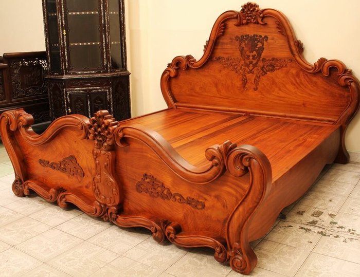 Mẫu giường ngủ gỗ hương thiết kế bệt 