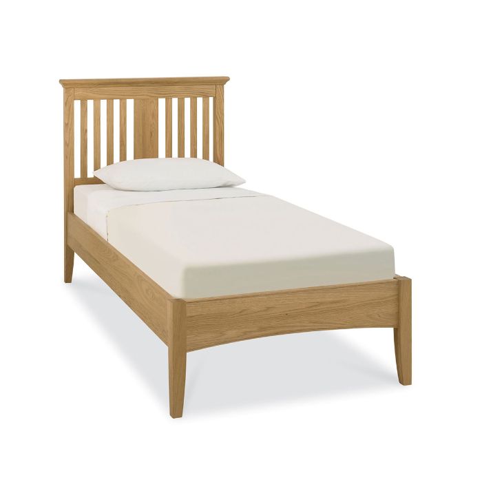 Giường đơn màu nâu vân gỗ là 1 trong 8 mẫu giường ngủ đơn dành cho hội độc thân