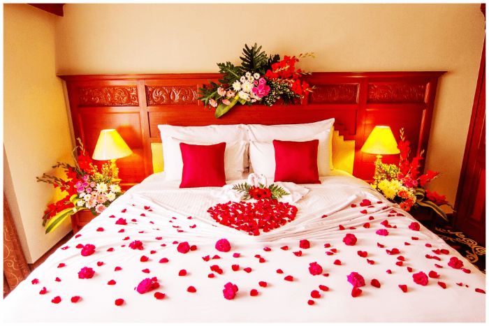Dùng hoa tươi để trang trí giường ngủ khách sạn 