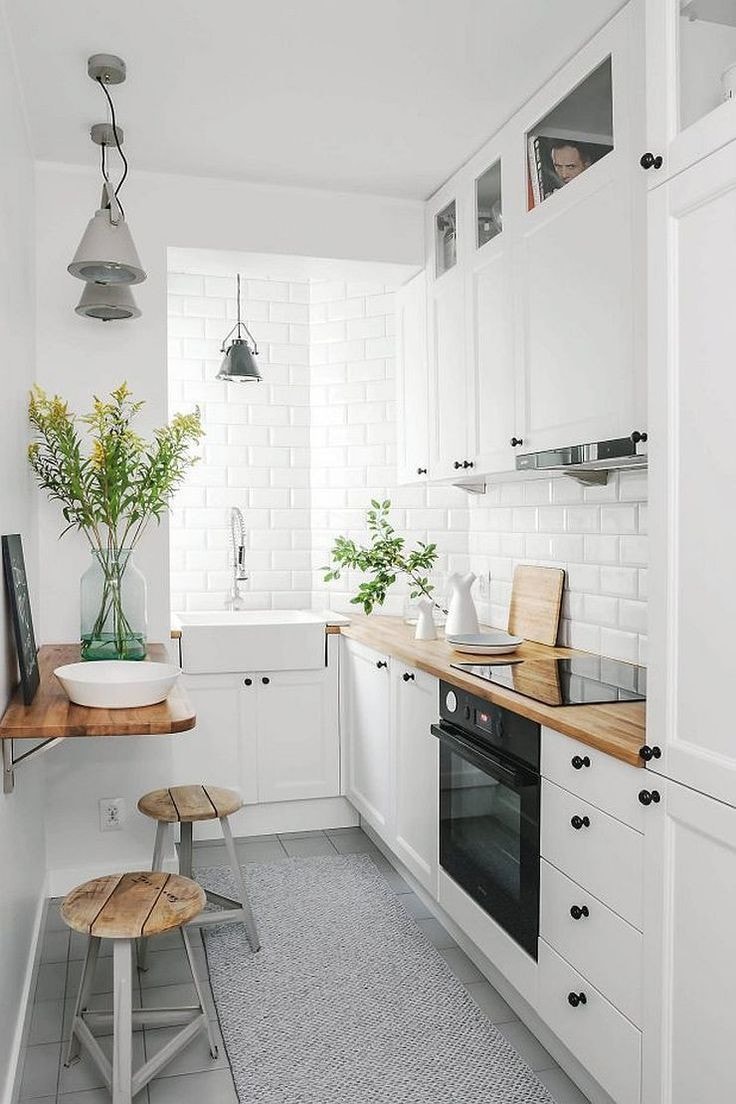 Căn bếp tuy nhỏ nhưng nhờ cách bố trí nội thất khéo léo và sử dụng tone màu trắng làm chủ đạo nên không hề bị bí bách