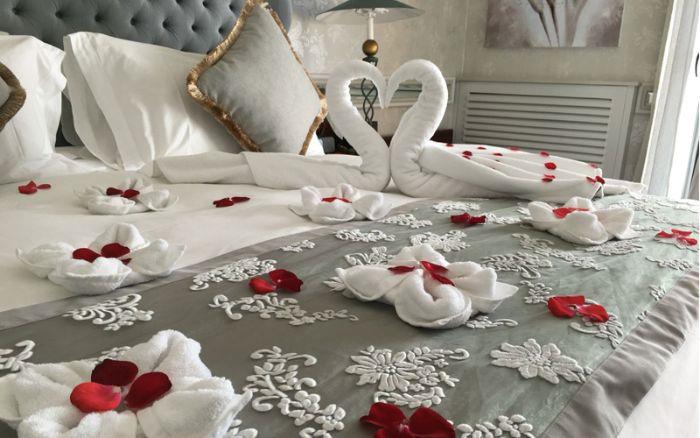 Cách trang trí giường ngủ đơn giản và đẹp mắt tại khách sạn dịp Honeymoon 