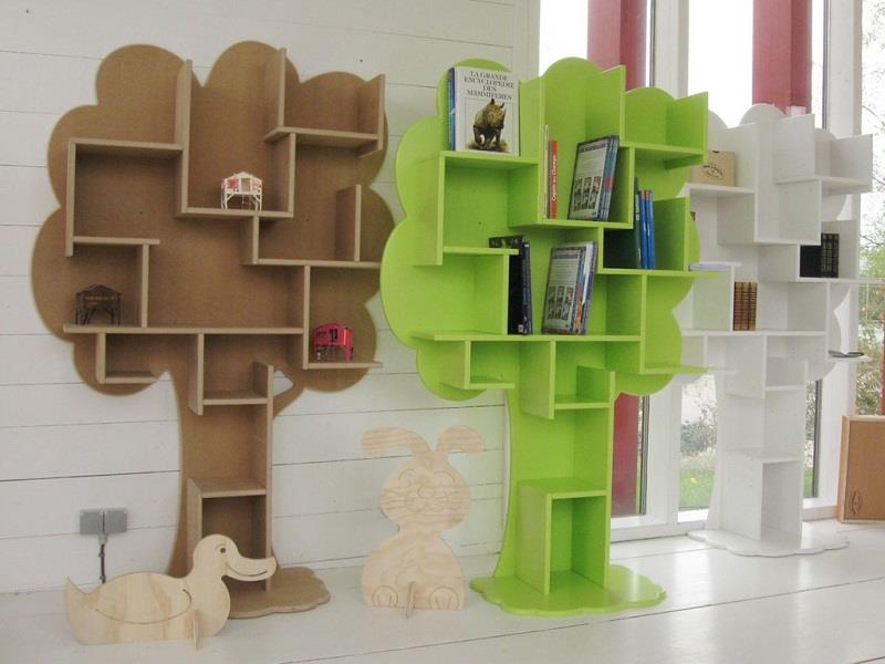 Kệ sách hình cây điểm nhấn giúp phòng khách sang trọng và cuốn hút