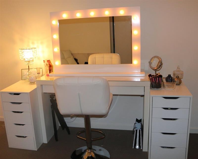 Makeup siêu đơn giản với bàn trang điểm có đèn