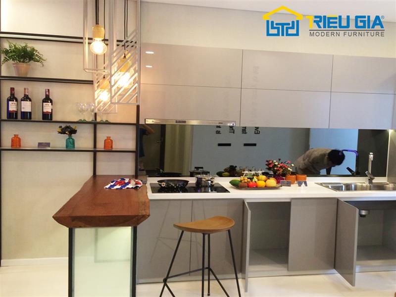 Mẫu tủ bếp gỗ tự nhiên giá xưởng – nội thất Triệu Gia