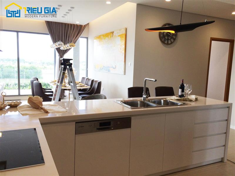 Tủ bếp gỗ tự nhiên đẹp tại TP.HCM – xưởng thi công Triệu Gia